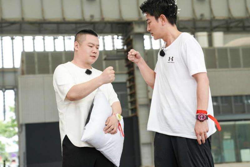 介绍刘宪华在Facebook上的账号和活动，以及与粉丝的互动情况