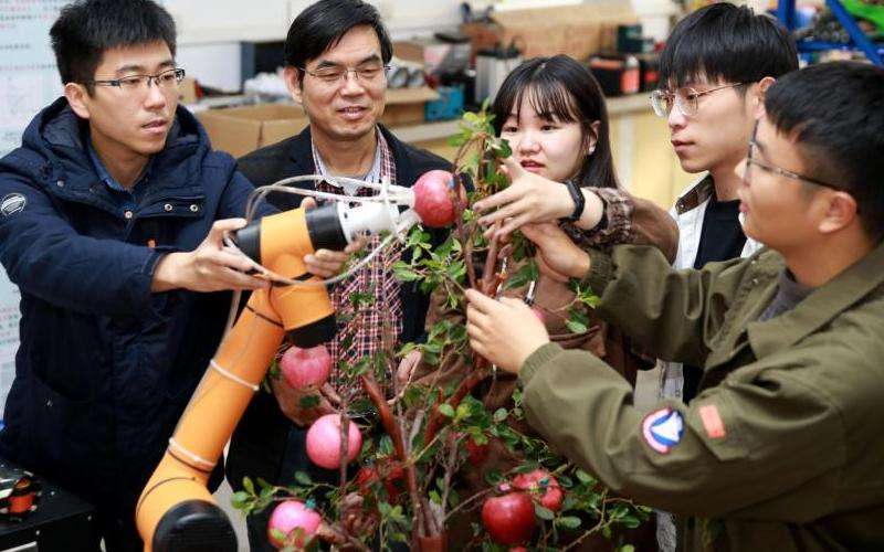 探讨在国内使用苹果设备登录Facebook的情况，涉及访问限制和解决方法
