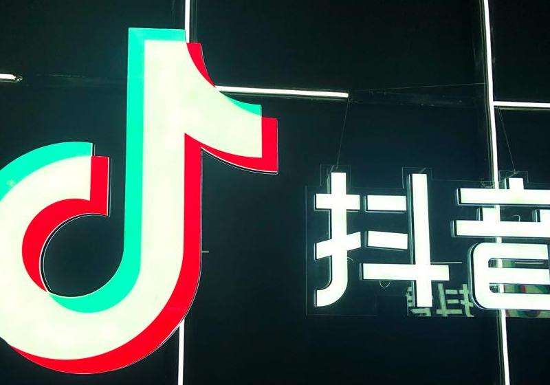 比较Facebook和抖音的市值差异和竞争态势